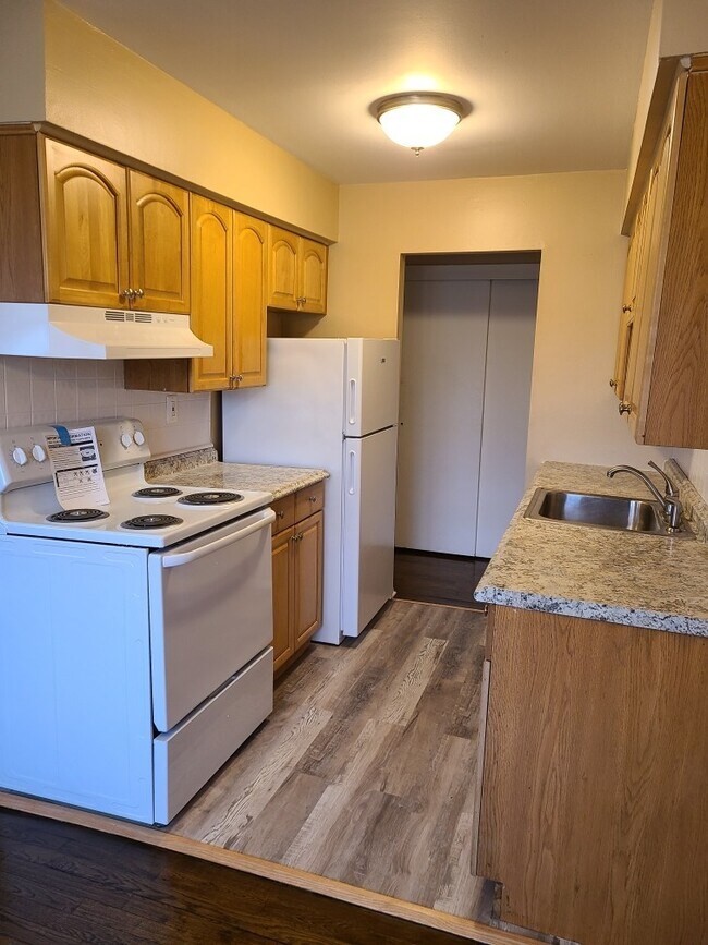 Kitchen - 35 Manchester Ct