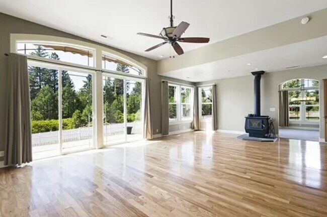 Building Photo - Luxury home near the water