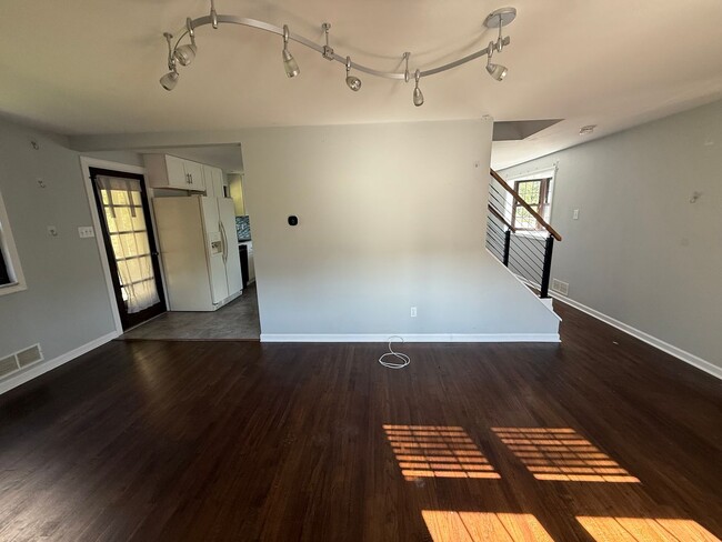 Building Photo - Luxury 3-Bedroom, 1-Bathroom House in Broo...