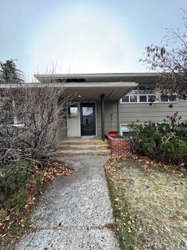 Building Photo - Centrally Located Apartment Walking Distan...