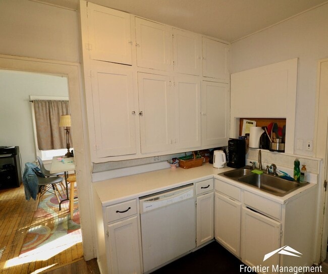 Building Photo - Spacious 5 Bedroom Home Located Near Campus