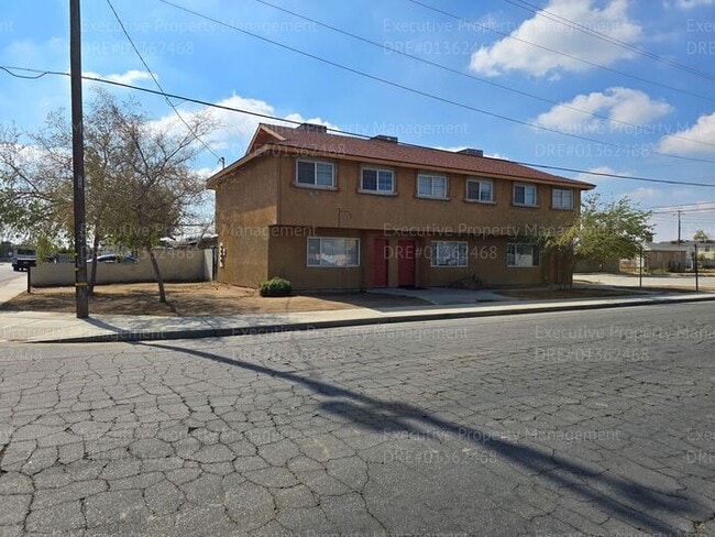 Building Photo - Spacious 3 bedroom, 2.5 bathroom townhome....
