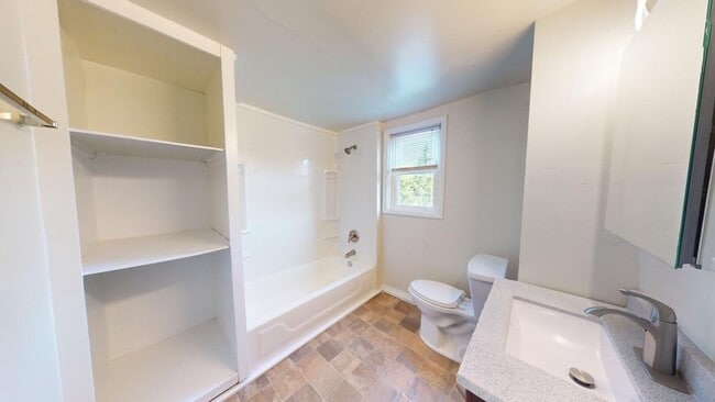 Foto del edificio - 3 BEDROOMS, 1 FULL BATH + 2 FREE Off-Stree...