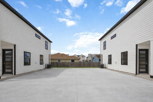 Building Photo - 4806 Carmen St