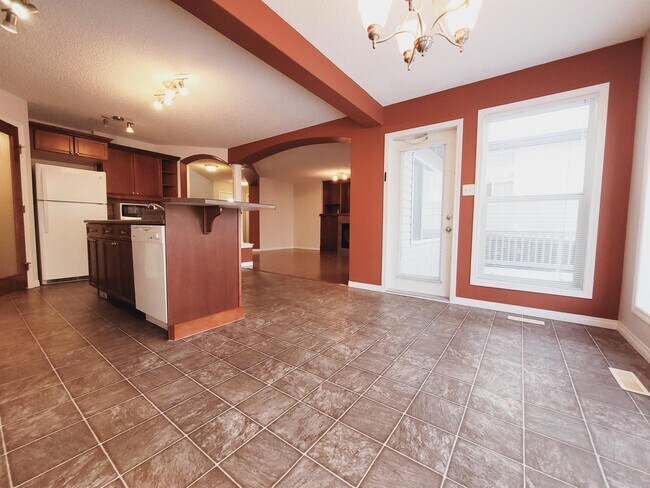 Photo du bâtiment - 1796 Melrose Crescent SW