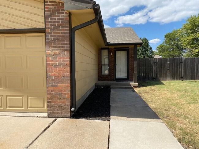 Building Photo - Eastside  Townhome