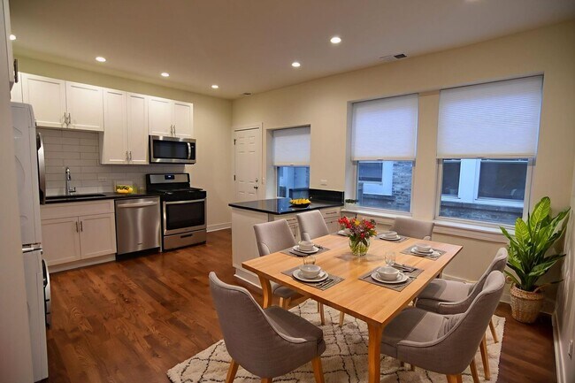 Building Photo - 3232 N Clark St