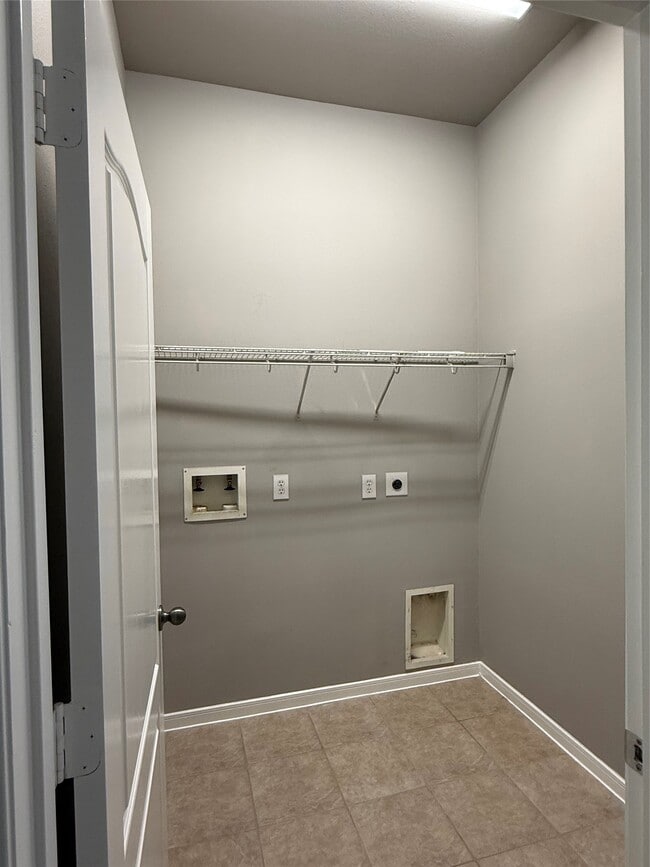 Building Photo - 16126 Saxon Hollow Ln