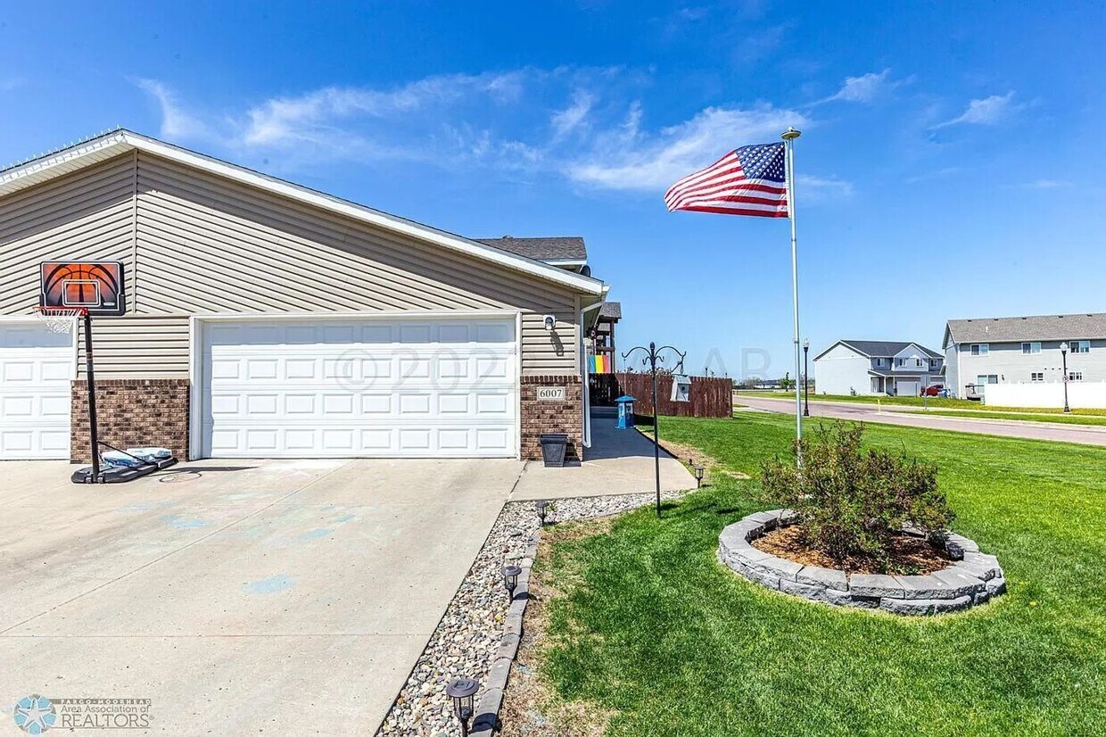 Foto principal - 3 Bedroom Twinhome in South Fargo!!