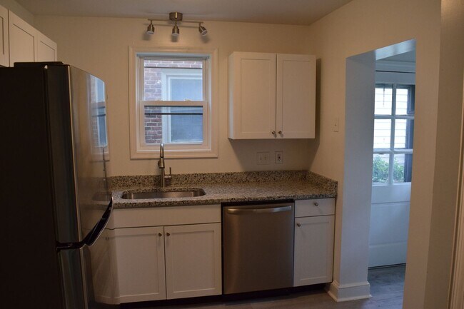 Foto del edificio - Charming Northside Two-Story Brick Home With 2 car garage and basement