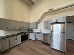 Building Photo - 160 Seabury St