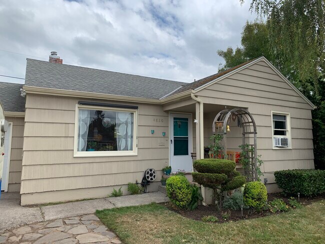Front - 4820 NE 78th Pl