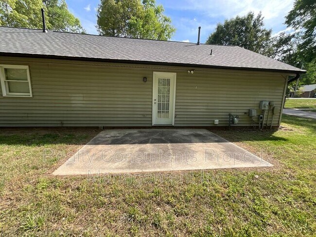 Building Photo - 2553 Old Mill Rd