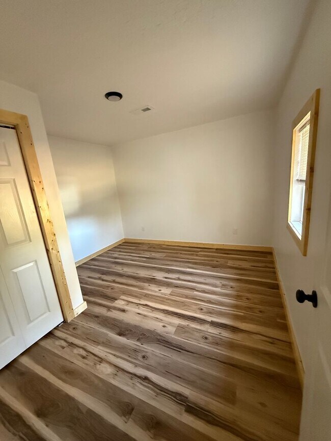 Foto del edificio - Harriman 37748 - 1 Bedroom, 1 bath Duplex - Call Lisa Vineyard or Shannon Russell 865-216-9334