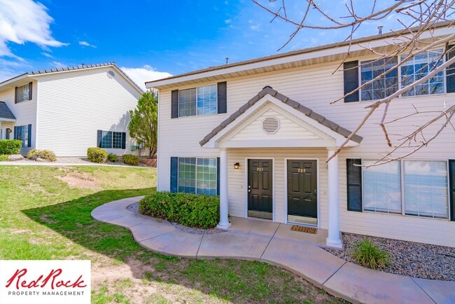 Building Photo - 2 Bedroom 2 Bathroom House Available