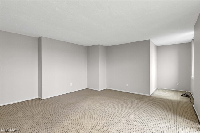 Foto del edificio - 12900 Lake Ave