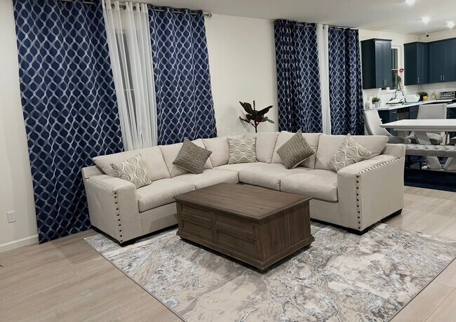 Foto del edificio - 729 Featherstone Dr