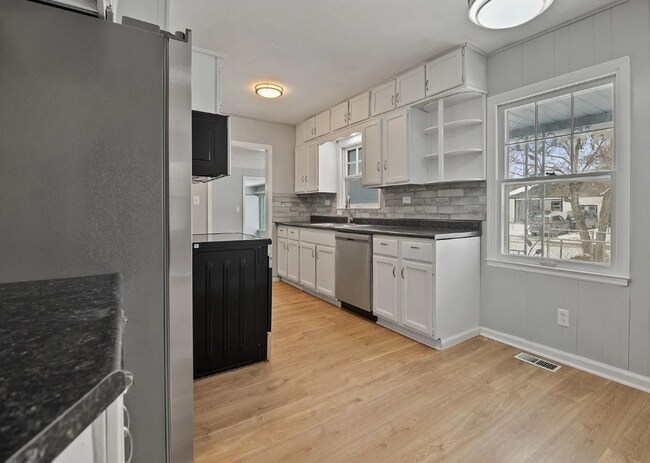 Foto del edificio - Welcome home to this beautiful 3-bedroom, 2-bathroom with Bonus room located Northeast Wichita.