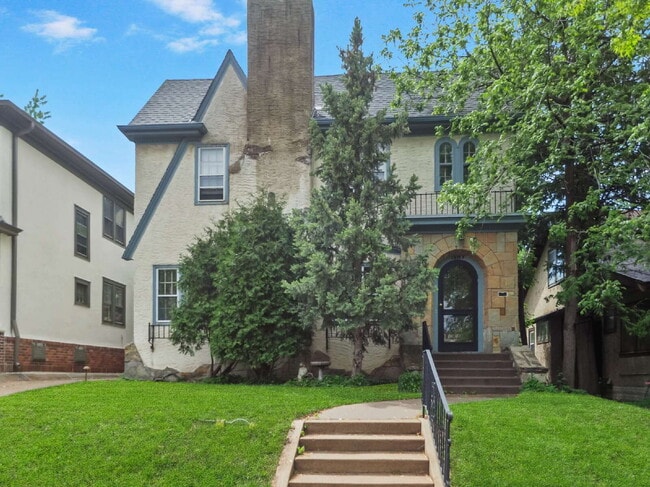 Building Photo - Beautiful Upper Level 3 Bedroom Duplex nea...