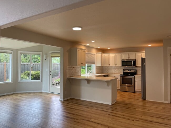 Building Photo - In town Poulsbo neighborhood large 4 bedroom now available
