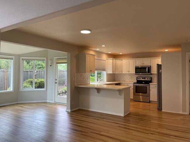 Foto del edificio - In town Poulsbo neighborhood large 4 bedroom now available