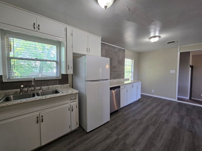 Building Photo - 208 W Anderson Ave