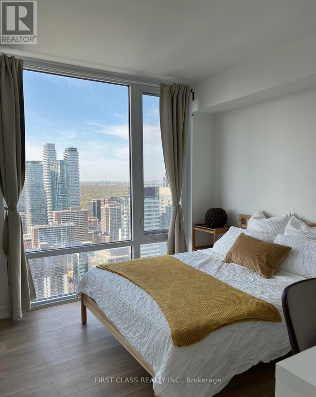 Building Photo - 501 Yonge St