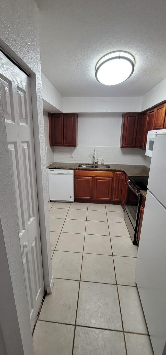 Building Photo - 548 Orange Dr