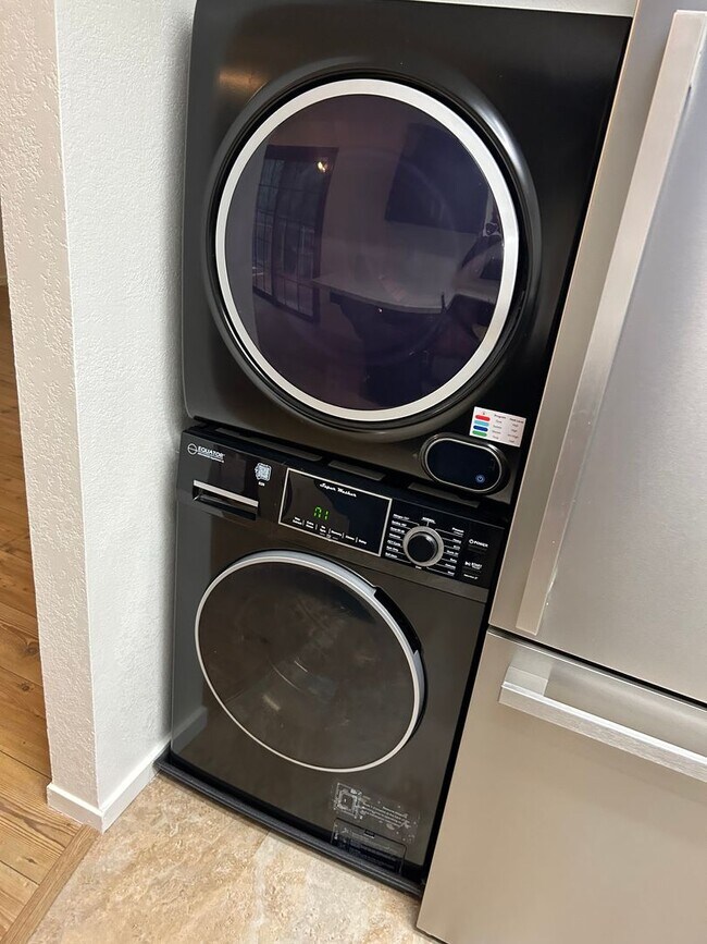 Foto del edificio - 4038 Grover Ct