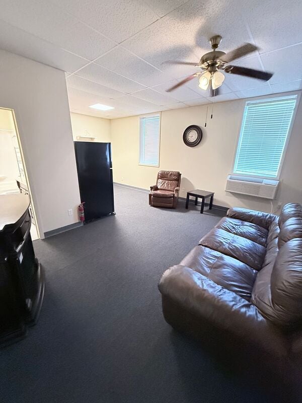 Foto principal - 100 E Broadway St