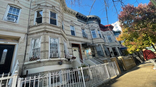 Building Photo - 371 Weirfield St