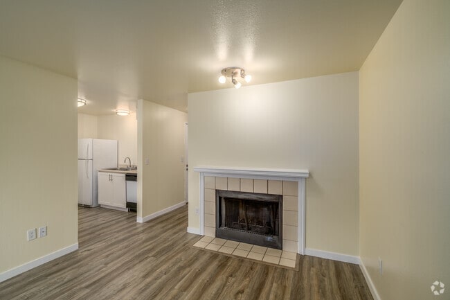 2BR, 2BA - 950SF - Living Room - Orchard Pointe