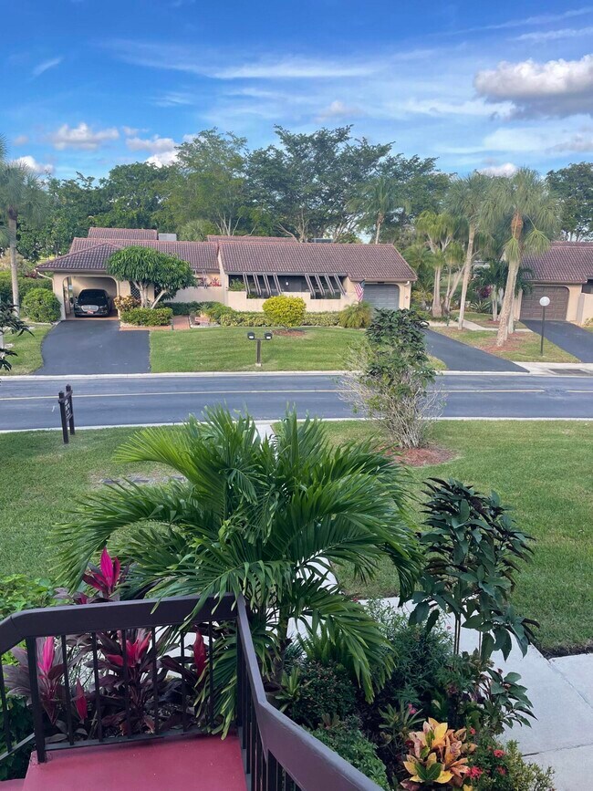 Building Photo - 9299 Vista Del Lago