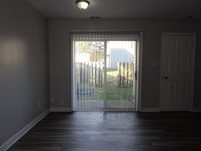Building Photo - 2 bedroom 1 bath Townhouse in Timberwoods