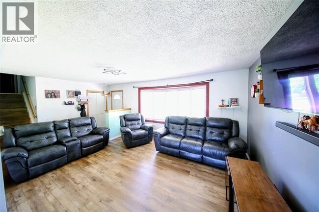 Building Photo - 883 Assiniboine Crescent