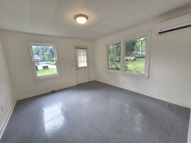 Building Photo - NEW LISTING!!!!!