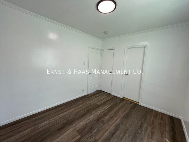 Foto del edificio - Charming 2 Bedroom Duplex Unit with Parking!