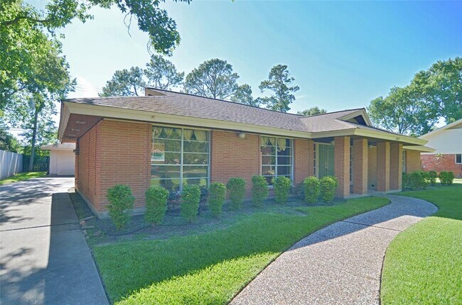 Building Photo - 823 Timber Cove Dr