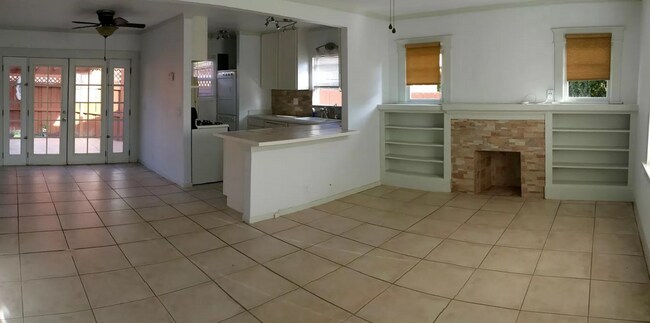 Foto del edificio - 2 Bedroom House in Prime North Park! 2+ Car Driveway! In Unit Washer & Dryer! Fenced Front & Back...