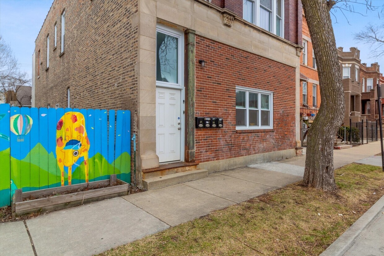 Primary Photo - 2807 S Lawndale Ave