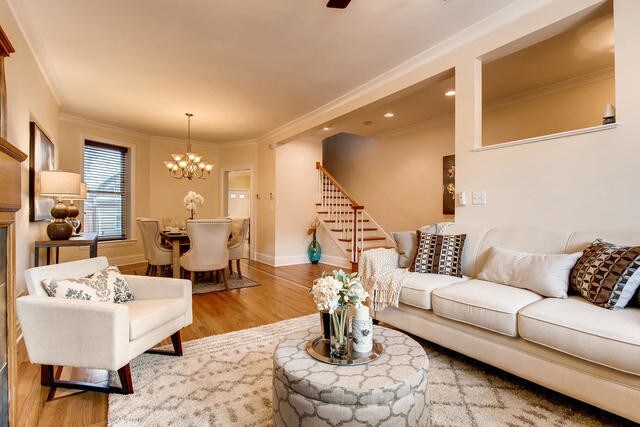 Sala de estar y comedor en el primer piso - 1816 W Newport Ave