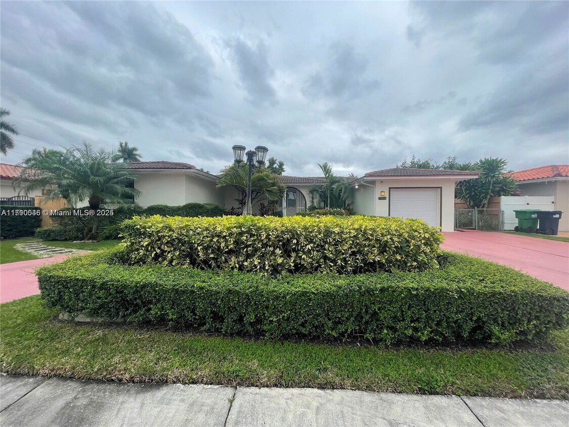 Foto principal - 10213 SW 8th St