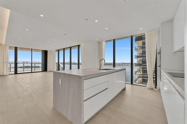 Foto del edificio - 700 NE 24th St