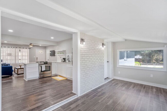 Building Photo - 8170 Huntington Dr