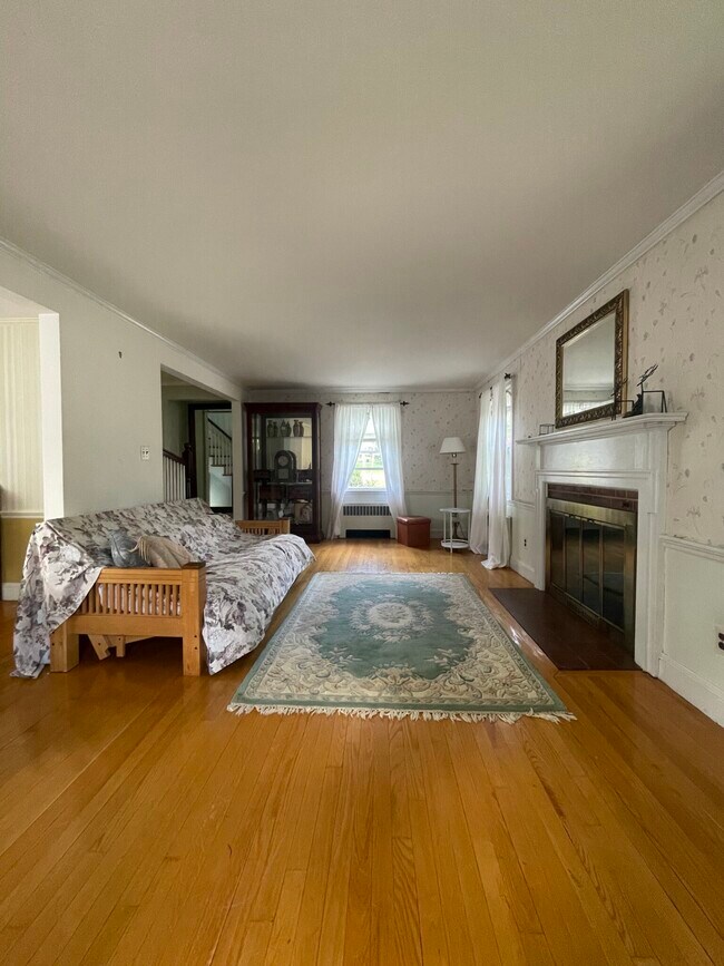 Building Photo - 632 W Roxbury Pkwy