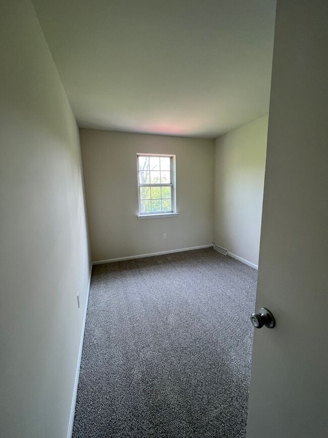 Building Photo - 3BR Townhome - Northampton School District