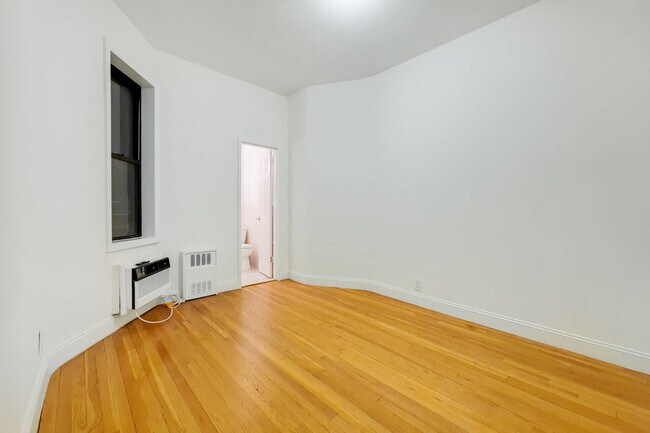 Building Photo - 302 E 90th St