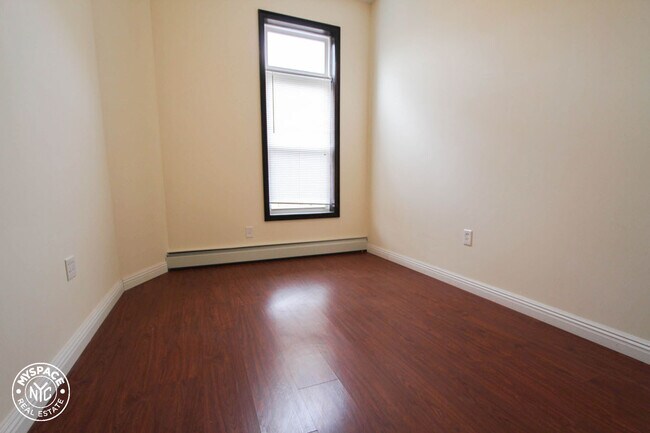 Building Photo - 539 Chauncey St