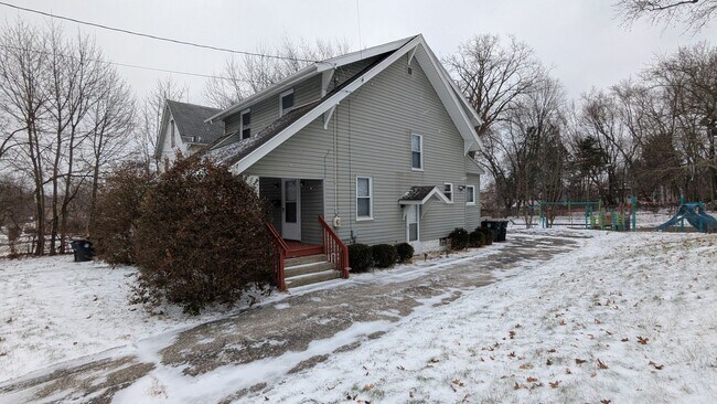 Building Photo - Charming 3-bedroom, 1-bathroom home located in the vibrant city of Akron