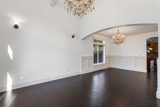 Foto del edificio - Stunning Large Home with 3 primary bedrooms + Tons of Amenities, Amazing Backyard !